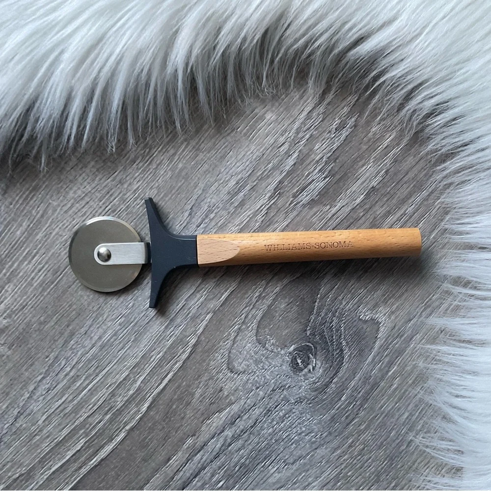 Williams Sonoma Black and Tan Pastry Cutter